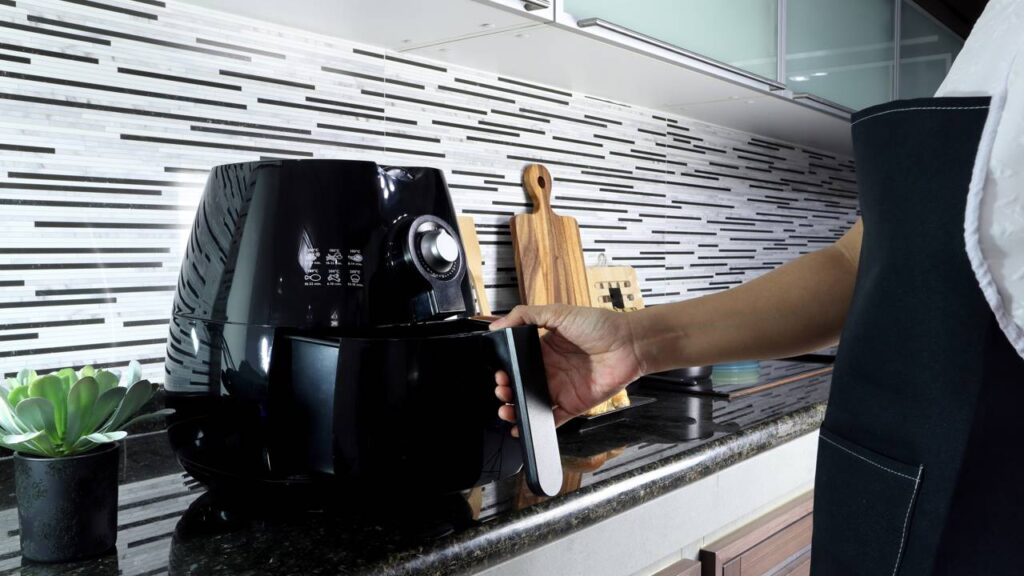 Quem tem Air Fryer precisa conhecer os alimentos proibidos para evitar bagunça e possíveis danos no eletrodoméstico