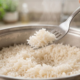 Arroz empapado nunca mais: veja o segredo simples que ajuda a deixar os grãos bem soltinhos