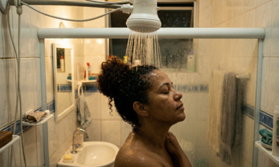 É melhor tomar banho de manhã ou à noite? O que realmente faz diferença para a pele e o sono