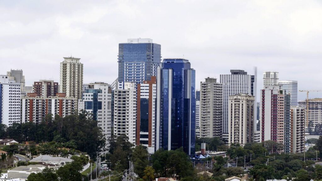 5 cidades médias que lideram geração de empregos e salários melhores