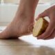 Como batata e sal ajudam a deixar os calcanhares mais macios em casa