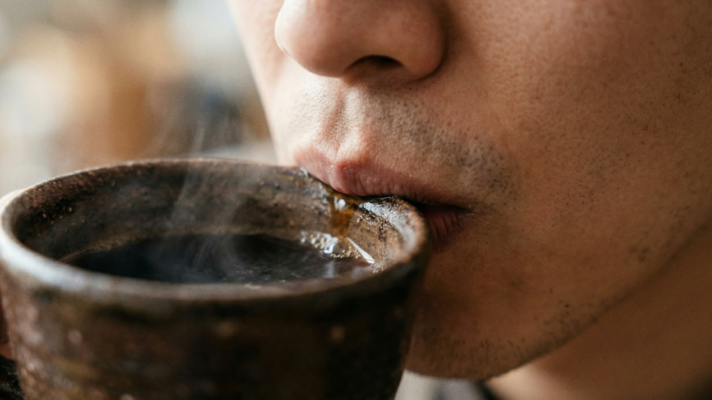 Tomar café todos os dias pode estar ligado a menor risco de demência, aponta estudo de longo prazo