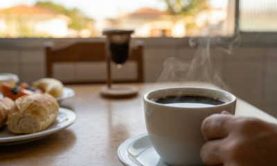 Beber café logo ao acordar pode não ser o ideal e este intervalo ajuda a perceber porquê