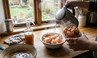 Você joga casca de cebola fora? Veja como usar na limpeza e economizar sem depender de produto caro todo mês