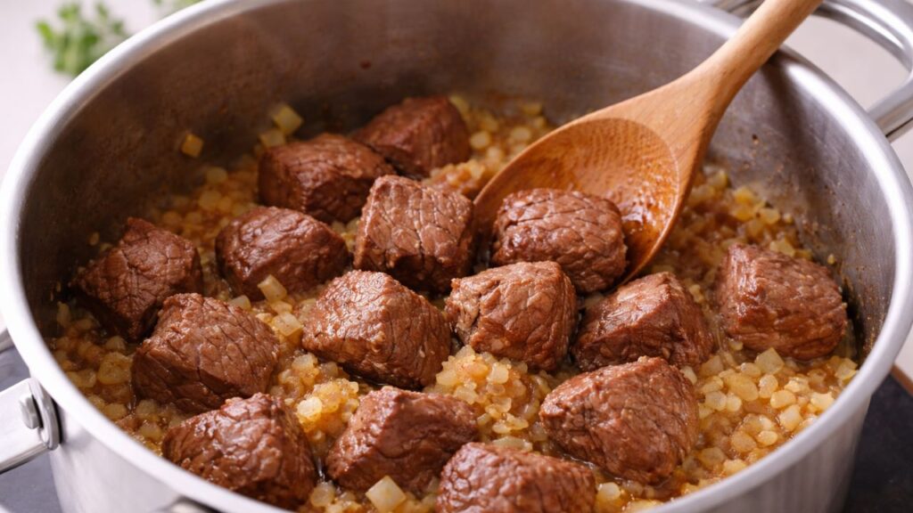 Receita de carne de panela com batatas rápida que economiza tempo e entrega um almoço cheio de sabor