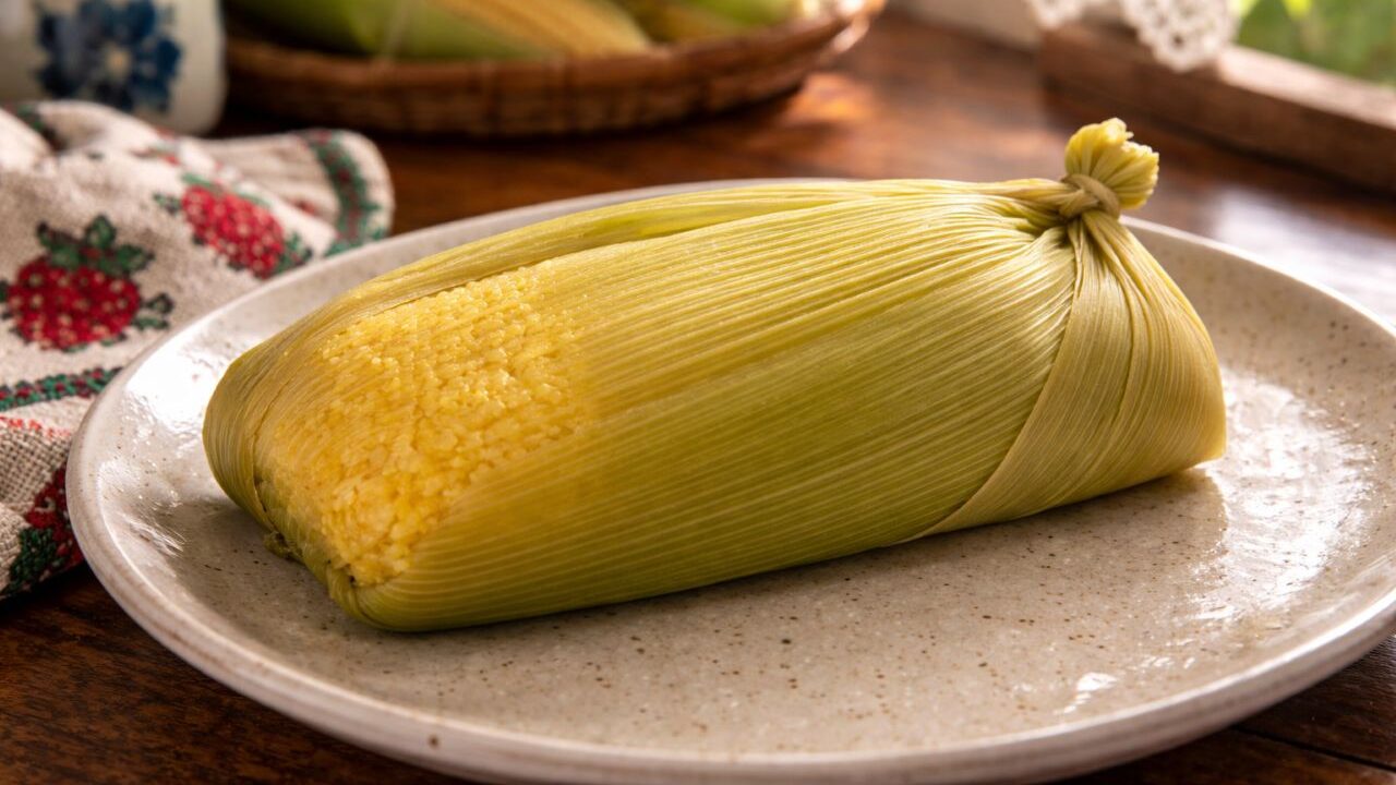 Essa pamonha com flocão fica pronta em minutos e surpreende no sabor sem precisar de milho