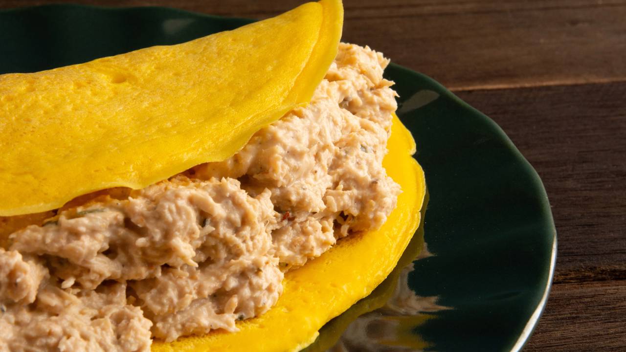 Crepioca de peito de peru pronta em poucos minutos, com textura cremosa e sabor marcante