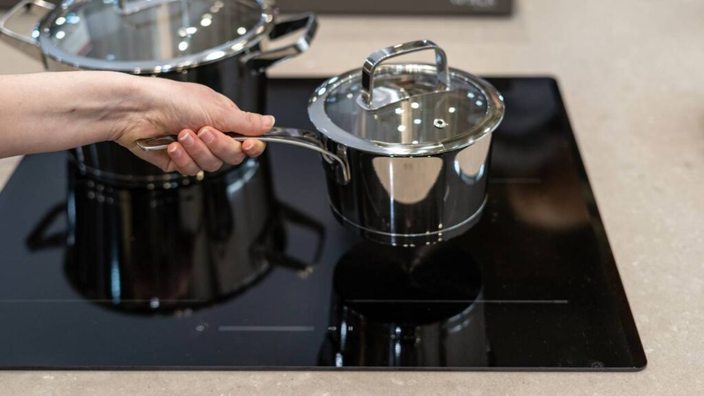 Fogão de indução vale a pena? As vantagens e o que muda na rotina da cozinha