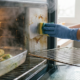 Como limpar o forno sem produtos químicos usando só limão e um truque simples com vapor