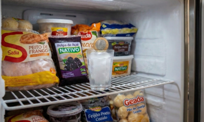 Colocar uma moeda no congelador dentro de um copo com água: para que serve e por que muita gente faz