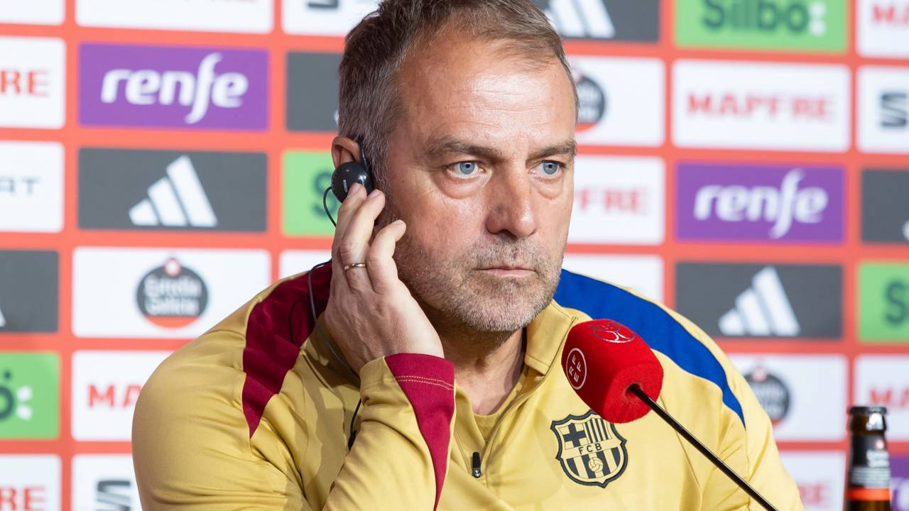 Barcelona deseja renovar com Hansi Flick até 2028, enquanto o técnico quer se aposentar no clube espanhol