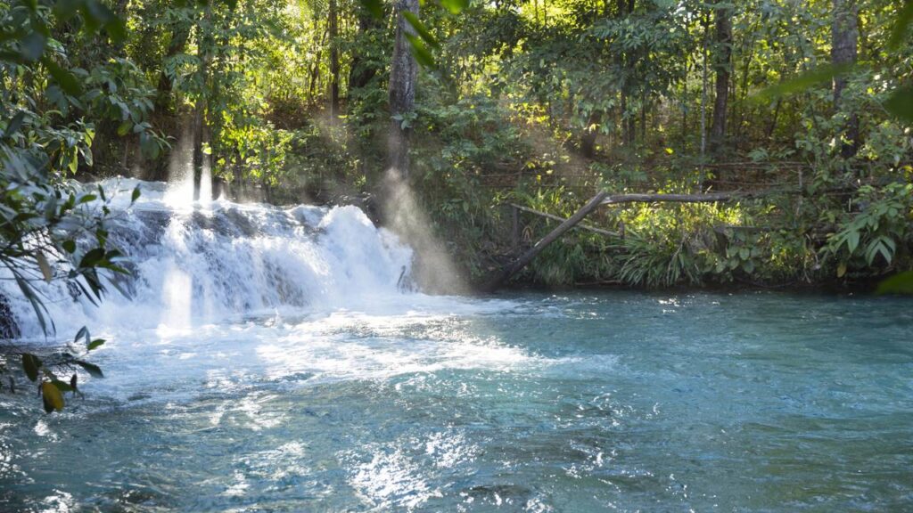 O "deserto molhado" desafia a gravidade com águas onde ninguém pode afundar e dunas douradas encantadoras