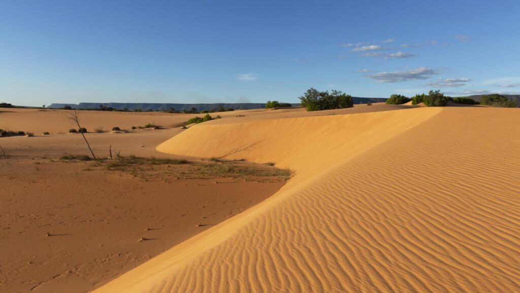 O "deserto molhado" desafia a gravidade com águas onde ninguém pode afundar e dunas douradas encantadoras