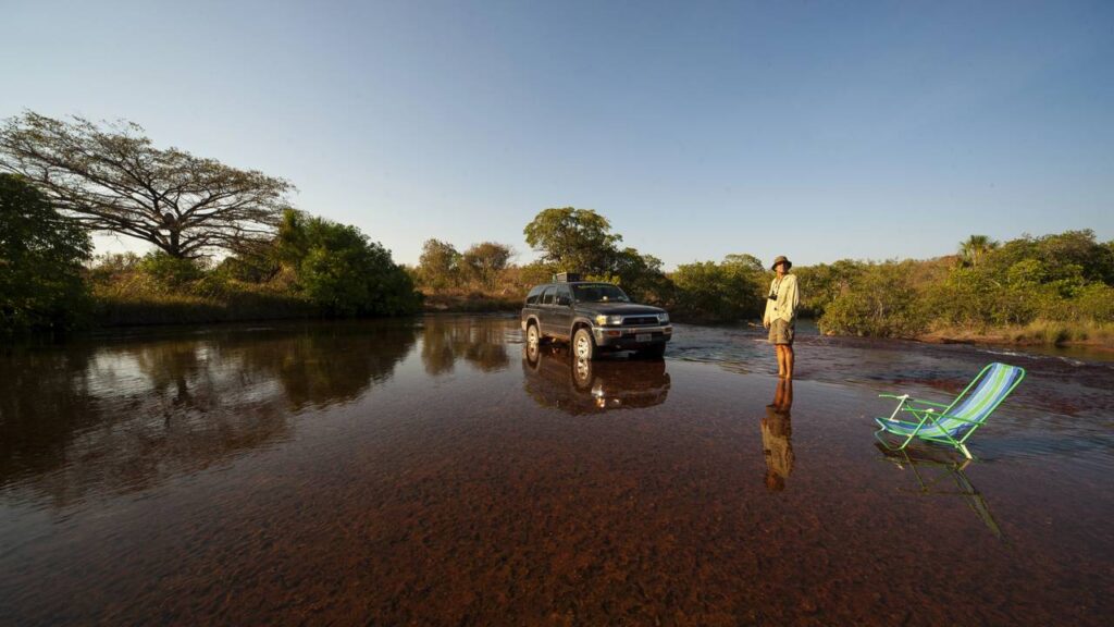 O "deserto molhado" desafia a gravidade com águas onde ninguém pode afundar e dunas douradas encantadoras