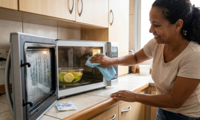 Adeus sujeira grudada: O jeito mais fácil de limpar o micro-ondas usando limão e água quente