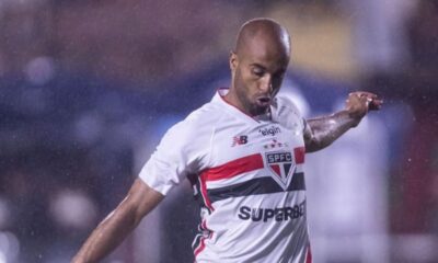 Lucas deixa estádio de ambulância, e São Paulo confirma fratura nas costelas