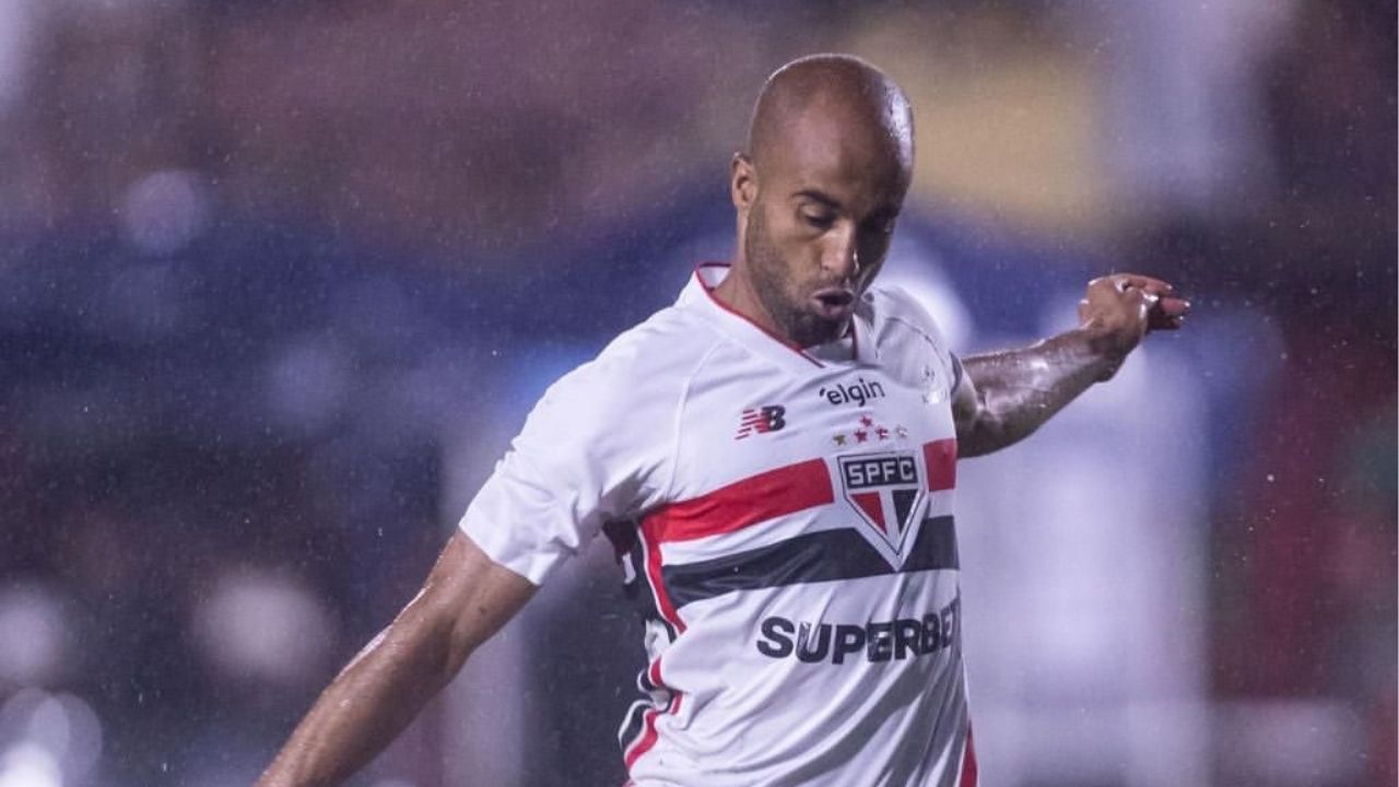 Lucas deixa estádio de ambulância, e São Paulo confirma fratura nas costelas