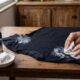 Veja como tirar mancha de desodorante das camisas com 4 dicas práticas e caseiras