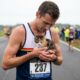 Maratonista abandona corrida e vira herói ao salvar gatinho