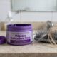 Usar máscara matizadora roxa nos cabelos grisalhos: para que serve e por que substitui o shampoo roxo tradicional
