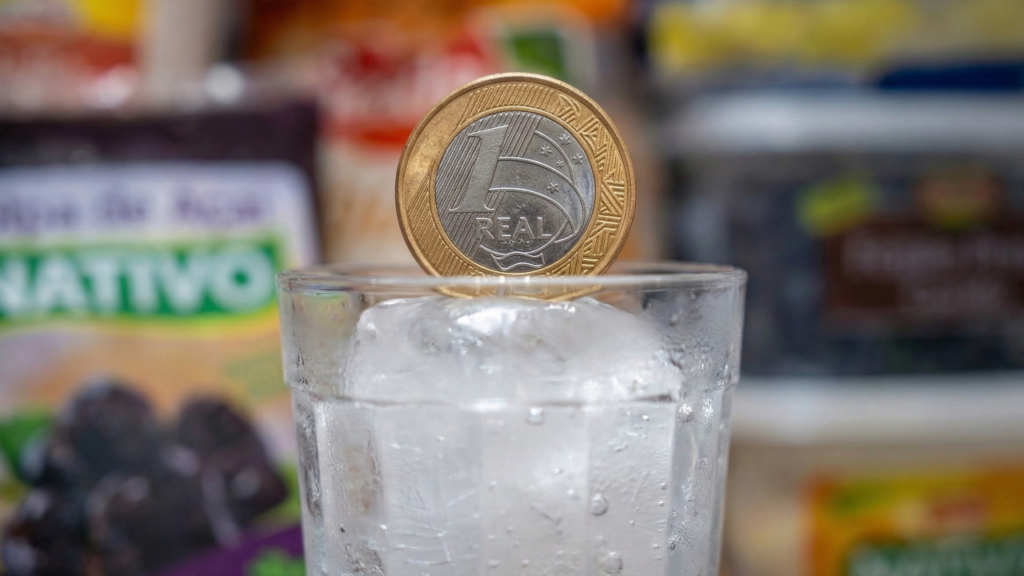 Colocar uma moeda no congelador dentro de um copo com água: para que serve e por que muita gente faz