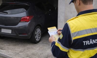 Hábito de estacionar na frente de casa pode gerar multa? Saiba o que diz a lei