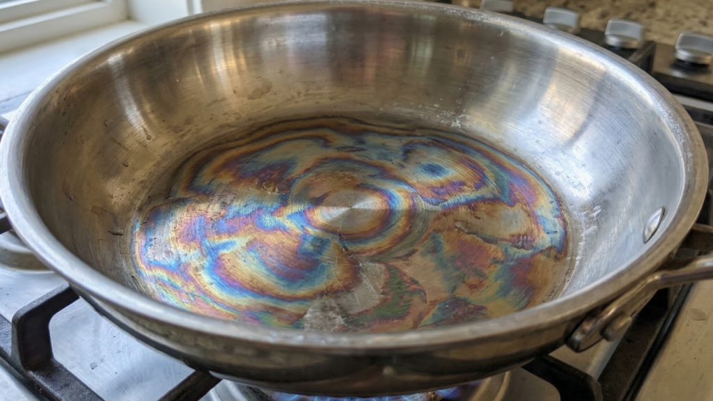 O que significa quando a panela de inox muda de cor depois do fogo e como isso afeta o uso