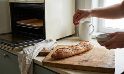 O truque simples que faz o pão amanhecido ficar macio de novo em poucos segundos