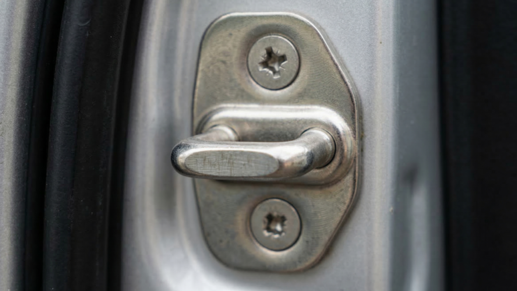 Quase ninguém sabe para que serve esse gancho na porta do carro, mas ele é essencial para segurança e conforto