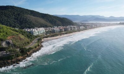 Essa praia de São Paulo recebe 2 milhões de turistas no verão e encanta com uma faixa de areia que parece infinita