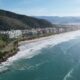 Essa praia de São Paulo recebe 2 milhões de turistas no verão e encanta com uma faixa de areia que parece infinita