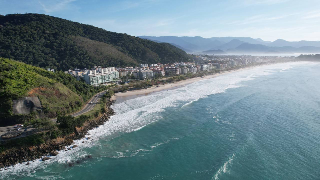 Essa praia de São Paulo recebe 2 milhões de turistas no verão e encanta com uma faixa de areia que parece infinita