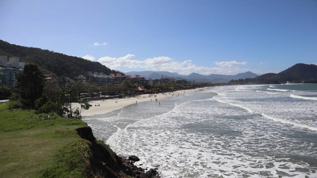 Essa praia de São Paulo recebe 2 milhões de turistas no verão e encanta com uma faixa de areia que parece infinita