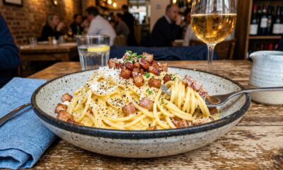 Misture macarrão, ovos e queijo na ordem certa e tenha um carbonara cremoso perfeito