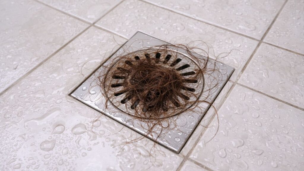 Recupere o volume dos fios com este ritual poderoso contra a queda de cabelo