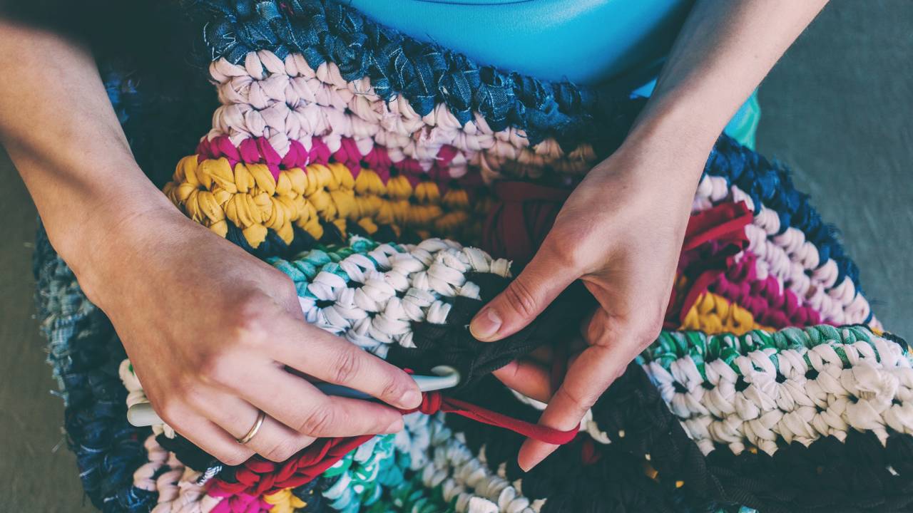 Tapete de crochê fácil para iniciantes que pode ser feito gastando pouco material