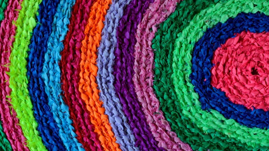 Tapete de crochê fácil para iniciantes que pode ser feito gastando pouco material