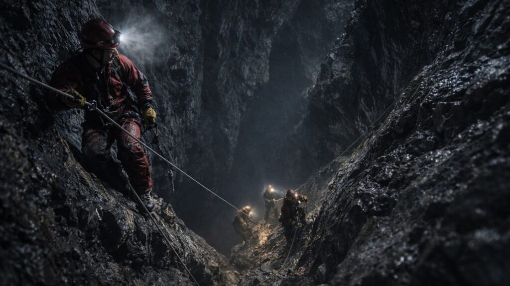 A jornada de 8 dias até a caverna mais funda do mundo revela um ambiente quase impossível