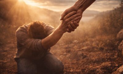 Salmos 145:14: “O Senhor sustém a todos os que caem”