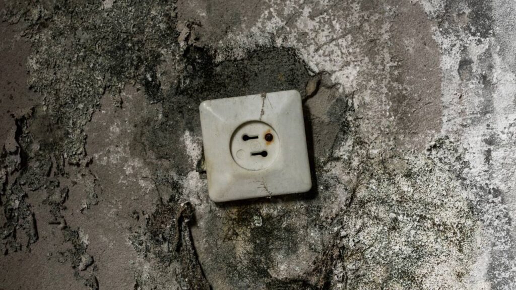 Truque simples para evitar tomada solta usando PVC, sem quebrar a parede