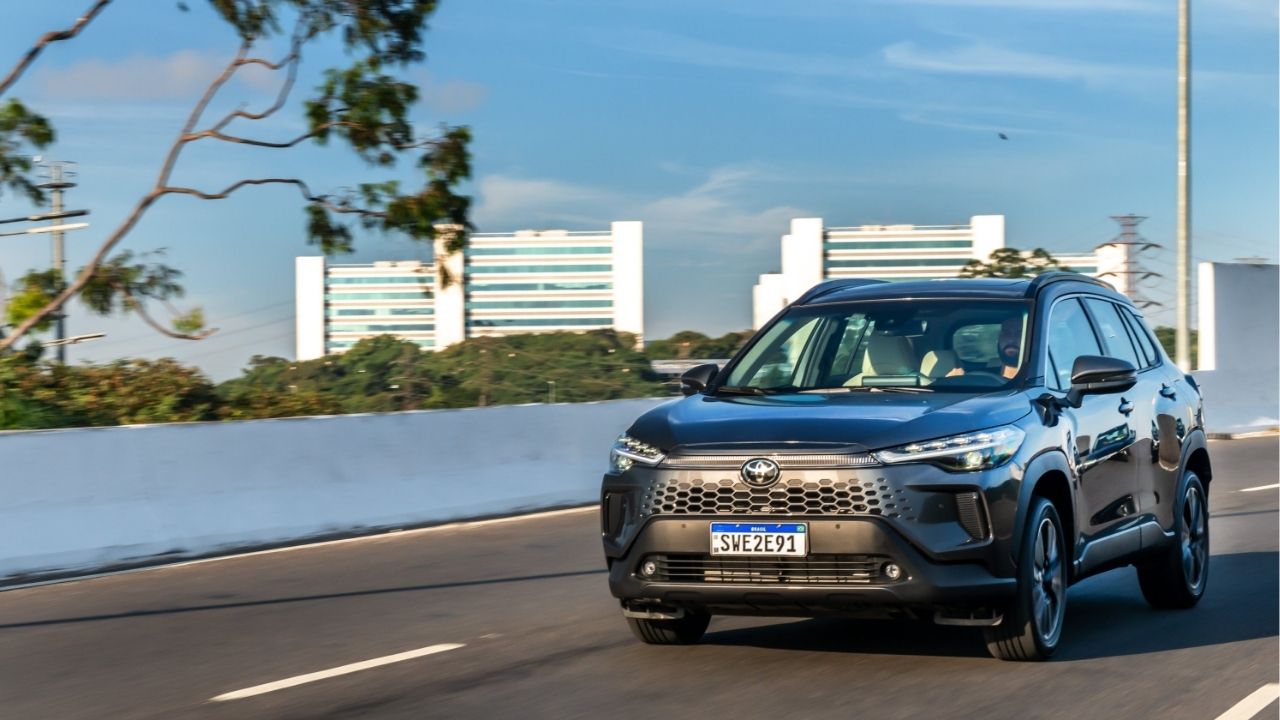 Toyota Corolla Cross XRX híbrido 2027 conquista atenção com economia e tecnologia