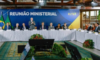 Lula faz reunião com ministros que deixam governo para concorrer em outubro