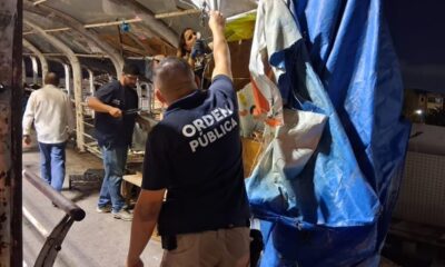 Operação retira ambulantes irregulares e lonas da passarela de Vicente de Carvalho