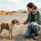 Ela encontrou um cachorro de rua debilitado durante as férias e mudou o destino de um pet