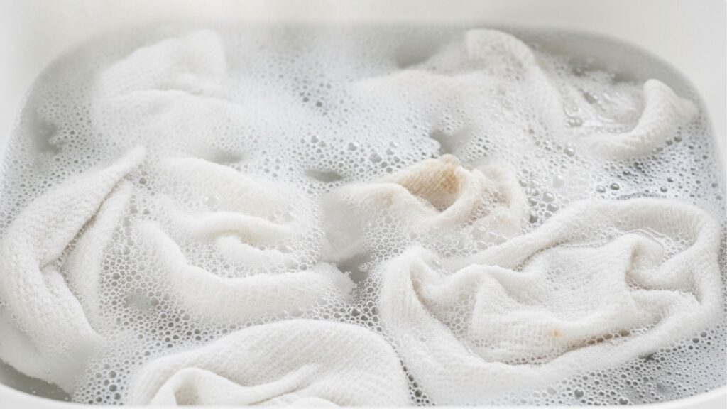 Coloque os panos de prato de molho à noite e surpreenda-se pela manhã! Ficam perfeitamente limpos e até as manchas de gordura mais antigas desaparecem