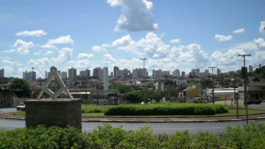 O “Jurassic Park” com mil pegadas de dinossauros em uma das cidades mais prósperas para viver em São Paulo