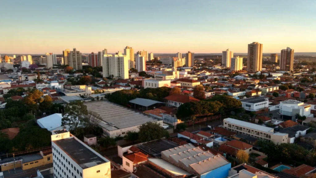 O “Jurassic Park” com mil pegadas de dinossauros em uma das cidades mais prósperas para viver em São Paulo