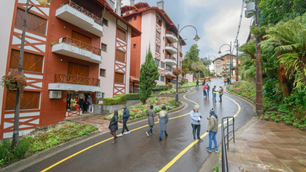 A pequena cidade no sul com neve o ano todo: festival de cinema e o maior Natal do mundo atraem 6 milhões de turistas