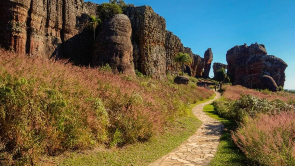 Com mais de 300 milhões de anos, esse destino encanta com torres de pedra e paisagens impressionantes no Paraná