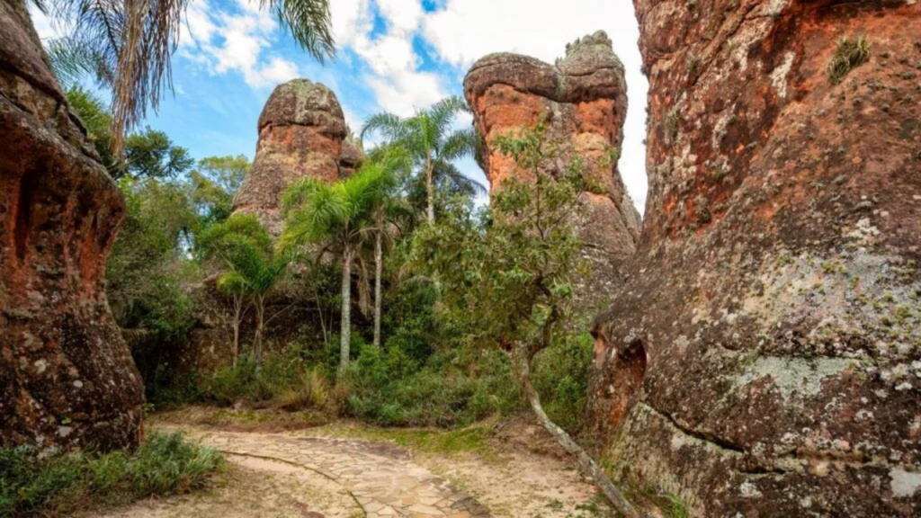 Com mais de 300 milhões de anos, esse destino encanta com torres de pedra e paisagens impressionantes no Paraná